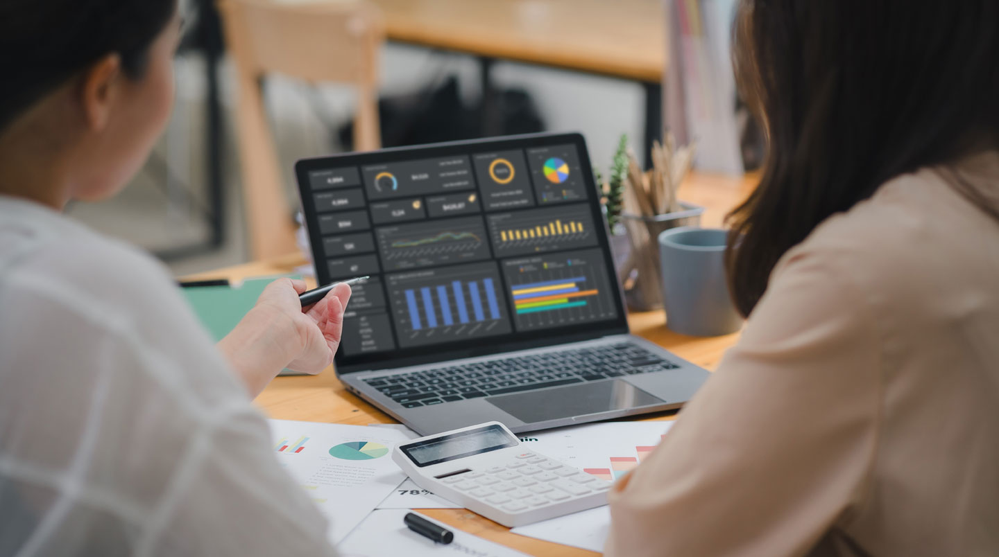 Écran affichant tableau de bord de gestion de créances avec graphiques d'évolution DSO, liste clients avec statuts colorés et indicateurs clés en français